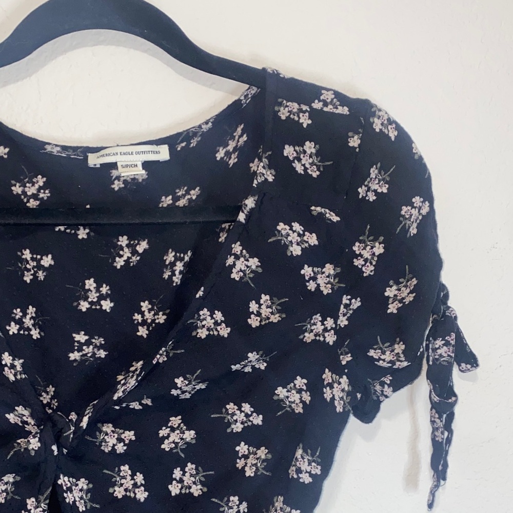 ✨American Eagle flower dress with design in middle and ties at sleeve holes!